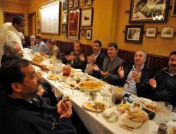 Türk Heyet, Amerika’daki İtalyan Restoranında Yemek Duası Yaptı