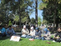 Kitabın Önemine Dikkat Çekmek İçin Parkta Kitap Okudular