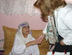 Vali Eşi Gülsüm Çolak, Mağdur Aileye Yardım Eli Uzattı