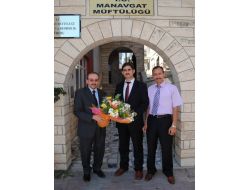 Din Görevlileri, Birbirlerini Çiçek Vererek Kutladı