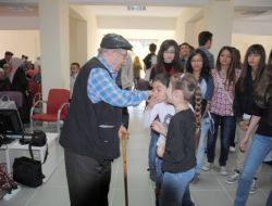 Genç Tiyatrocular Huzurevini Ziyaret Etti