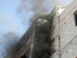 Ekipleri Karşısında Görünce Evini Ateşe Vererek Yıkımı Engellemeye Çalıştı