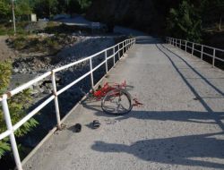 Bisiklet Üzerindeki İki Çocuk Bariyerler Sayesinde Ölümden Döndü