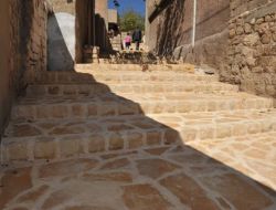 Mardin'de Sokaklar Tarihi Dokuya Uygun Ferş Taşıyla Kaplanıyor