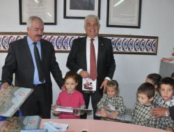 Muğla Belediye Başkanı Gürün Öğrencilere Kitap Dağıttı