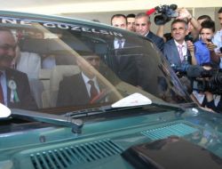 Devlet Bahçeli, Murat 124 İle Objektiflere Poz Verdi