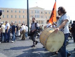 Yunan Hükümeti, Atina'da Olaylı Gösterilerle Protesto Edildi