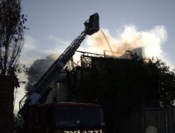 Tarihi İki Ahşap Bina Kül Oldu