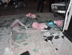 Dikkatsiz Sürücü Mağazanın Vitrinine Girdi