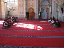 Senirkent'te Öğrencilere Camiler Tanıtılıyor