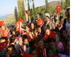 Gevaş'ta Kitap Okuyan Köylü Kadınlarla Bir Araya Gelen Bayan Gül: Bu Tablo Beni Gururlandırdı