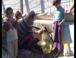 Çadır Kentteki Suriyeliler Sofralarından Sarımsağı Eksik Etmiyor