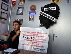 Sorunlara Çözüm Bulamayınca Ağzını Bantladı