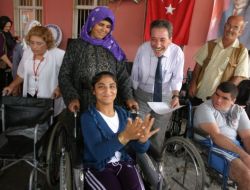 Tekerlekli Sandalyesine Kavuşan Engelli Kız, Gizli Hayırseveri Alkışladı