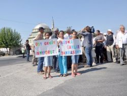 Kazada Ölen Kadının Tabutuyla Yolu Kapattılar