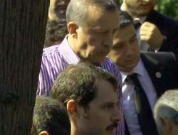 Başbakan Annesinin Mezarına Toprak Attı