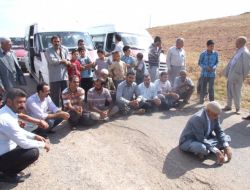 Bozuk Yolları Protesto Etmek Amacıyla Oturma Eylemi Yaptılar