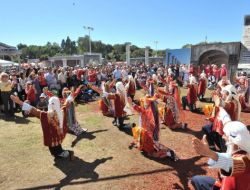 Los Angeles'te Türk Halk Oyunlarını Fomget Tanıttı