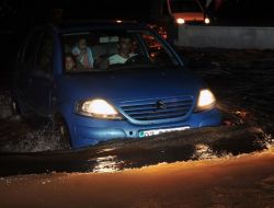Sağanak Yağış Yolları Göle Çevirdi