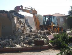 Tuzla'da Kaçak Yapılar Yıkıldı