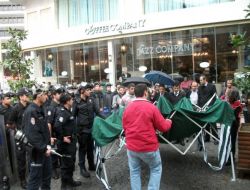 Yağmura Hazırlıksız Yakalanan Polisler