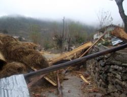 Fırtına Köyde 15 Evin Çatısını Uçurdu