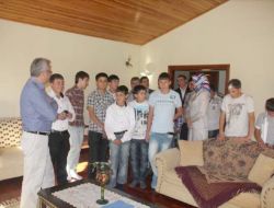 Vali Özcan, Evinin Kapılarını Kimsesiz Çocuklara Açtı