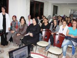 Kadınlar Meme Kanseri Konusunda Bilgilendirildi