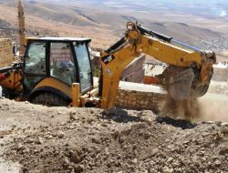 Mardin Kalesi'nin Eteklerine İstinat Duvarı Yapılıyor