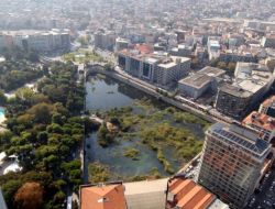 Yağmur, İzmir'in Göbeğindeki 13 Yıllık Temel Çukurunu Göle Döndürdü