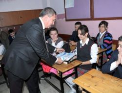 Başkan Çetin, Öğrencilere Test Kitabı Dağıttı