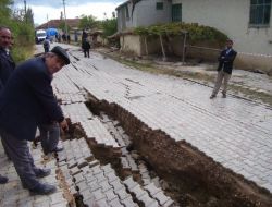 Kömür Madeni Çevresinde Heyelan Oldu, Bazı Evler Yıkıldı