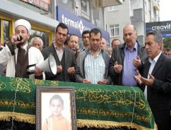 Kırık Kolu İçin Hastaneye Kaldırılan Küçük Yiğit'in Cenazesi Toprağa Verildi