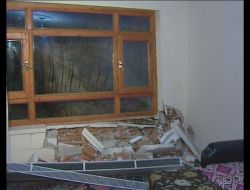 Dev Kayanın Çarptığı Evdeki Anne Ve Oğlu Ölümden Döndü
