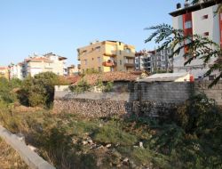 Dere Kenarlarına Yapılan Ruhsatsız Yapılar Yıkılıyor