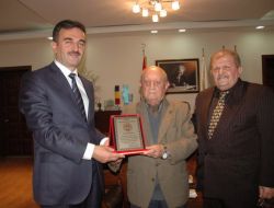 Kırk Yıllık Hizmet Plaketle Ödüllendirildi