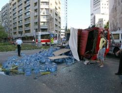 Damacana Yüklü Kamyonet Otobüse Çarpıp Yan Yattı