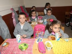 Okullarda Süt Ve 'Şampiyon' Ekmek Dağıtıldı