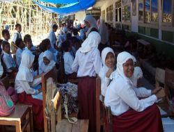 Endonezya'da Depremzede Öğrenciler Zor Şartlarda Eğitime Devam Ediyor