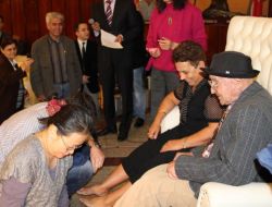 Tayvanlılar, Saygılarını Göstermek İçin Huzurevi Sakinlerinin Ayaklarını Yıkadı