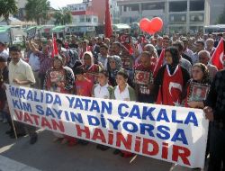 Osmaniye'de Terör Örgütü Elebaşının Resimleri Yakıldı