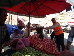 Belediye, Pazar Yerlerinde Çöp Torbası Dağıtıyor