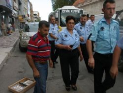Kadın Zabıta Komiserinden Seyyar Satıcıya: Bizi Adamdan Saymıyor Musunuz