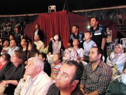 İlk Kez Sirk Gösterisi İzleyen Çocuklar Polise Teşekkür Etti