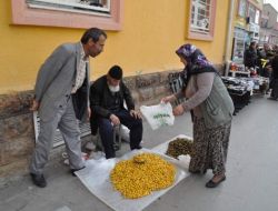 Alıç Ve Kuşburnu 80’lik Dedenin Geçim Kaynağı