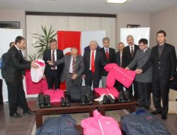 İş Adamlarından Muhtaç Öğrencilere Bot Ve Mont Yardımı