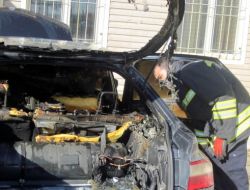 Pkk Sempatizanları Öğrenciler Dersteyken Bahçedeki Lpg'li Aracı Yaktı