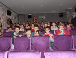 Doğubayazıt'ın Minik Öğrencileri İlk Kez Sinemada Film Seyretti