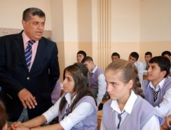 Milli Eğitim Müdürü'nün Çabasıyla Okula Dönen Kardeşler Gözyaşını Tutamadı