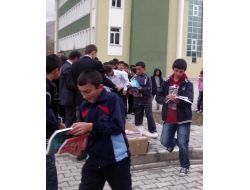 Olur'da Zirve Etüt Merkezi'nin Kırtasiye Yardımı Öğrencileri Sevindirdi